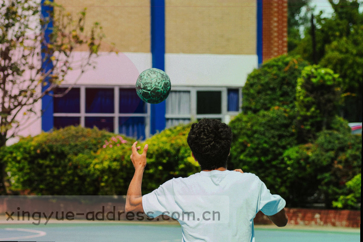验资受理材料在桌面上的俯拍，文件信息不可辨识